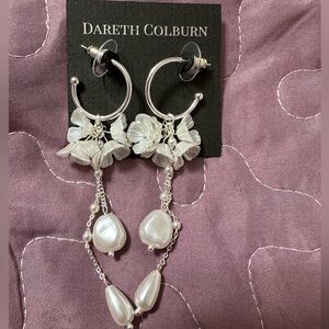 Dareth Colburn NWT Statement Off White Flower & Pearl Earrings. Perfect Wedding
